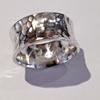 Ring aus 925/000 Silber, gehämmert mit Gravur
